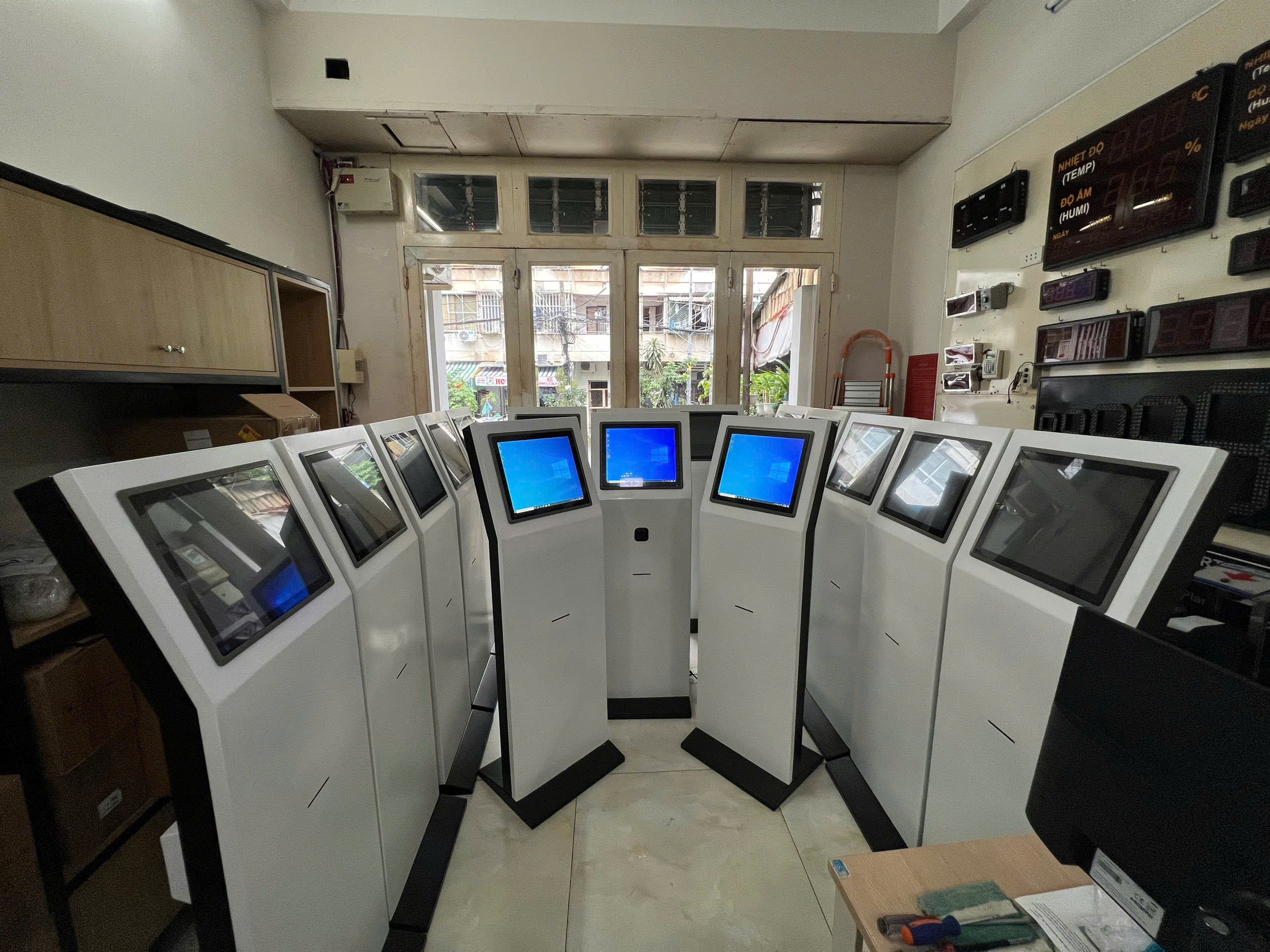 The First Smart Queue System with AI, Facial Recognition &amp; Blockchain |QMS Kiosk